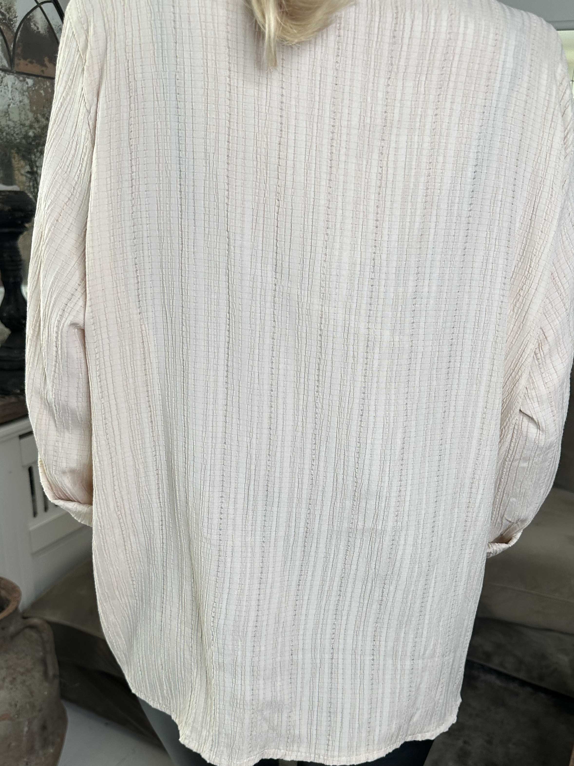 Karah - Ensfarvet skjorte i crepet look